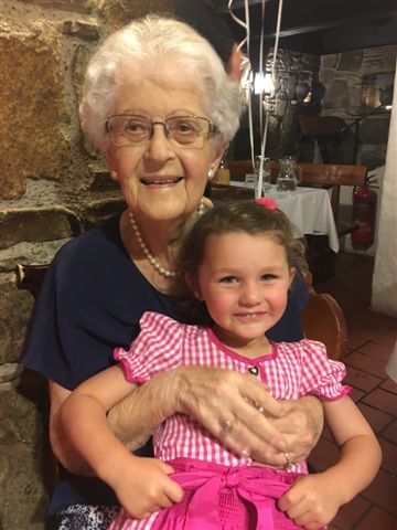 Abbildung 1: Maria Dorothea Simon an ihrem 100. Geburtstag mit der Urenkelin